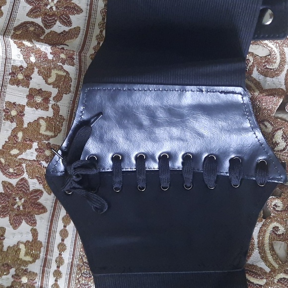 Black corset with flowers red - Picture 2 of 4